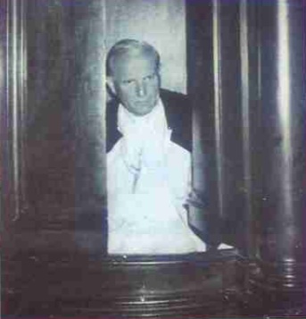 Datei:JP II im Beichtstuhl.jpg