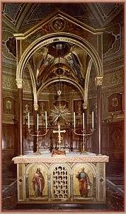 Altar-mit-taube-u-baldachin.jpg
